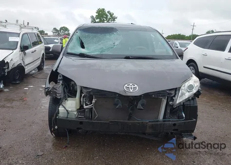 2014 Toyota Sienna Xle 7 Passenger z USA, uszkodzony, nr VIN 5TDDK3DC2ES083680